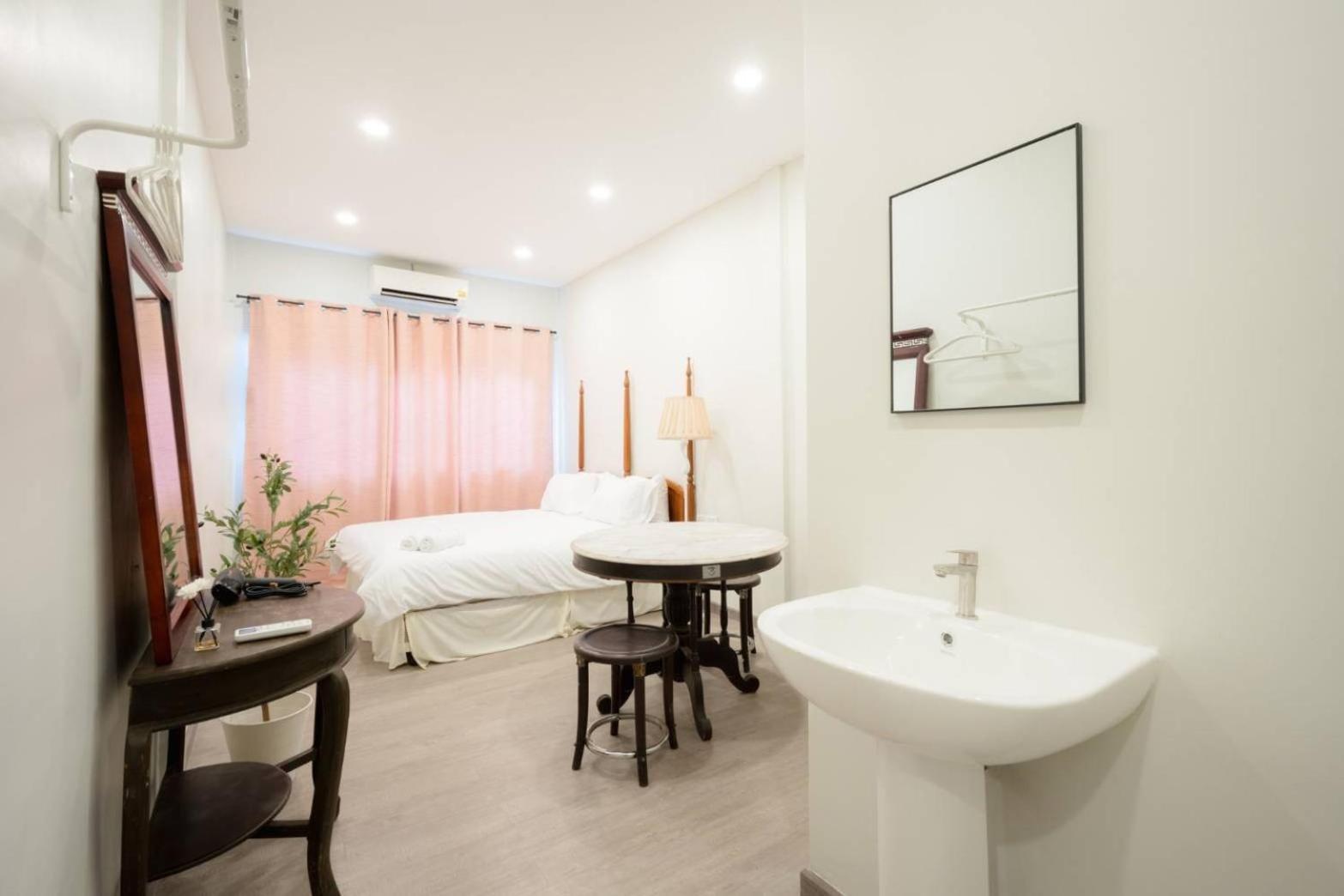 Hidden Dragon X Yaowarat Road Appartement Bangkok Buitenkant foto